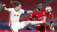 Pemain RB Leipzig, Marcel Sabitzer, berebut bola dengan penyerang Liverpool, Divock Origi, pada laga Liga Champions di Puskas Arena, Kamis (11/3/2021). Liverpool menang dengan skor 2-0. (AP/Laszlo Balogh)