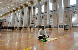 Umat muslim bertadarus Alquran di Masjid Kubah Emas, Depok, Jawa Barat, Jumat (16/4/2021). Bulan suci Ramadhan dimanfaatkan umat muslim untuk memperbanyak amalan dan ibadah di antaranya sholat sunah, zikir, dan tadarus Alquran.
(merdeka.com/ Arie Basuki)