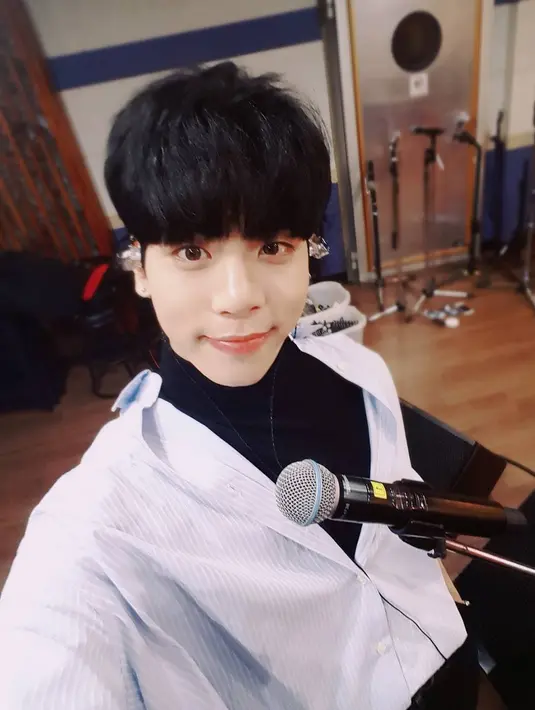 Ia tampak menyembunyikan wajahnya dari dalam hoodie. Ia membayar tagihan dengan menggunakan kartu kredit. (foto: instagram.com/jonghyun.948)