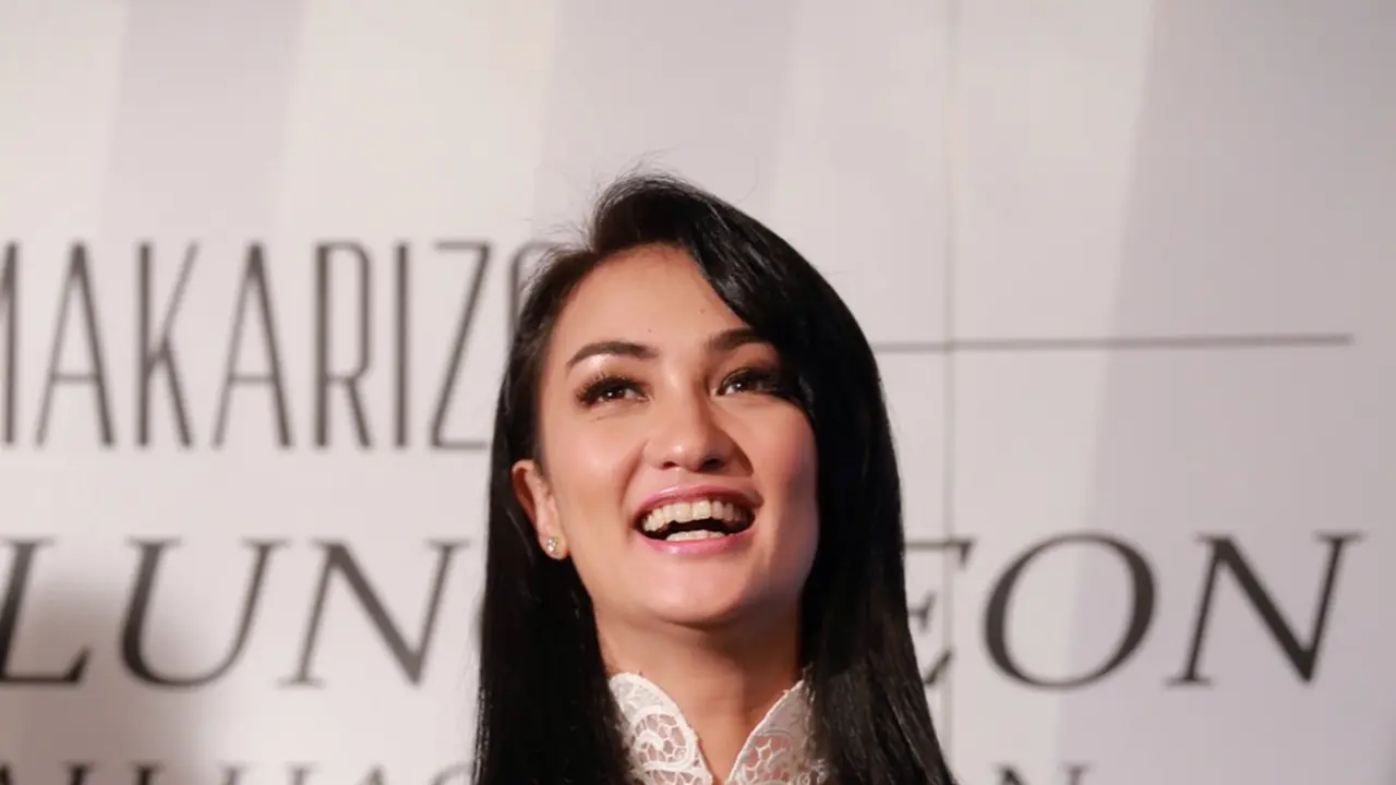 [Bintang] Atiqah Hasiholan