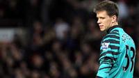 Arsenal's Polish goalkeeper Wojciech Szczesny stands on his debut match for the club against Manchester United during the English Premier League football match at Old Trafford in Manchester, north-west England on December 13, 2010. AFP PHOTO/ANDREW YATES