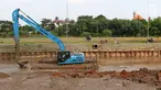 Alat berat mengeruk lumpur di kawasan Setu Babakan, Jakarta, Senin (7/5). Pengerukan dilakukan untuk menambah daya tampung air Setu Babakan. (Liputan6.com/Immanuel Antonius)