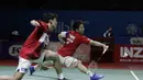 Pasangan Jepang, Takuto Inoue/Yuki Kaneko, saat melawan wakil Indonesia, Kevin Sanjaya/Marcus Gideon, , pada Indonesia Open 2019 di Istora, Jakarta, Selasa (16/7). Pasangan Indonesia menang 20-22, 21-16, 21-14. (Bola.com/M Iqbal Ichsan)