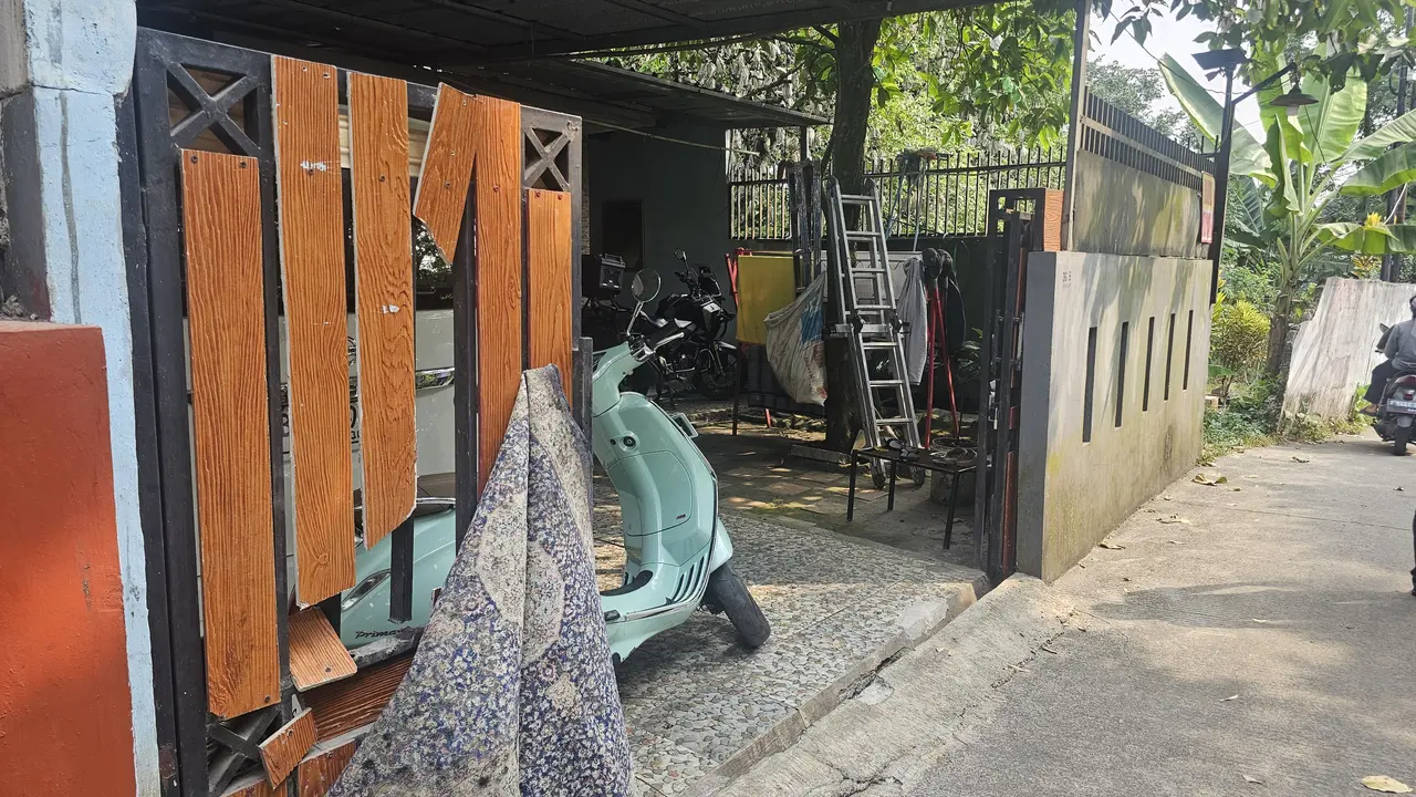 Garasi rumah korban mengalami kerusakan usai cekcok dengan tetangga di wilayah Rangkapan Jaya Baru, Depok. (Liputan6.com/Dicky Agung Prihanto)