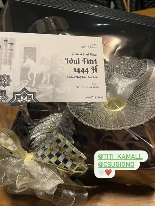 Titi Kamal memberikan Paula barang pecah belah seperti mangkuk dan gelas lengkap dengan kartu ucapan. Credit: Instagram (@paula_verhoeven)