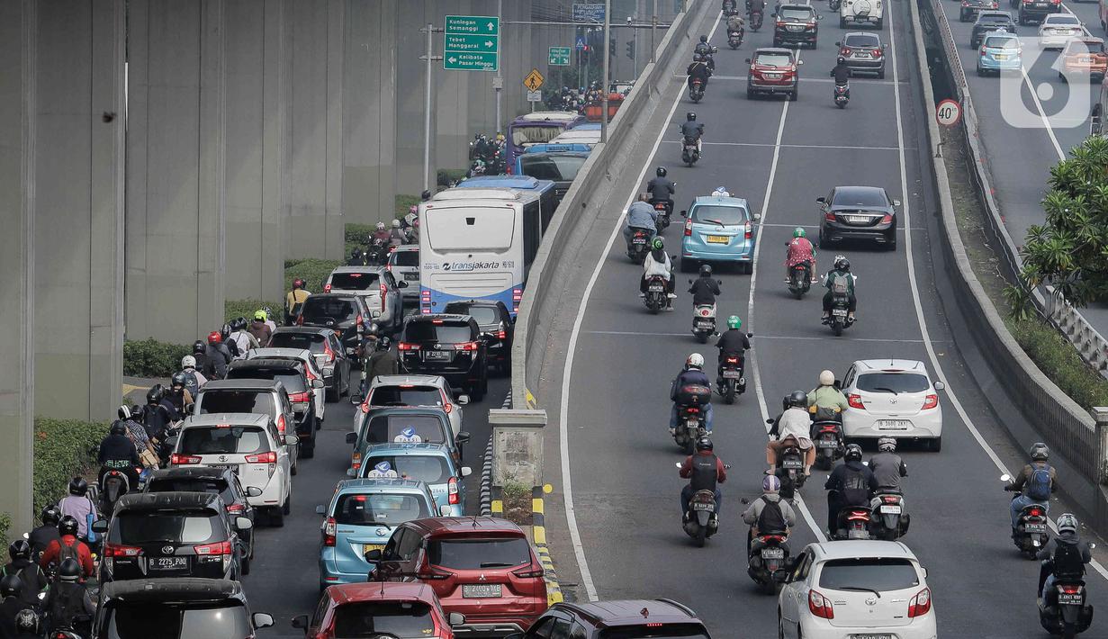 Lalu lintas (lalin) Jakarta yang sebelumnya lengang kini kembali ramai dan macet. (Liputan6.com/Herman Zakharia)