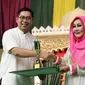  Corporate Secretary SCM, Gilang Iskandar (tengah) bersama Head Of CSR SCTV, Abbas Yahya (kiri) saat menerima penghargaan Pundi Amal SCTV dari Kemensos RI bersama Yayasan Peduli Anak Indonesia saat memberikan santunan ke anak yatim.