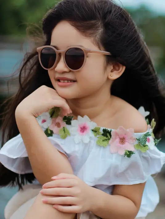 Meski masih berusia 9 tahun, jangan ragukan kemampuan Graciella Abigail saat jadi model foto. Senyum tipis ditambah memakai kacamata ini membuat foto Graciella Abigail berhasil mencuri perhatian publik. (Liputan6.com/IG/@graciellaabigail)