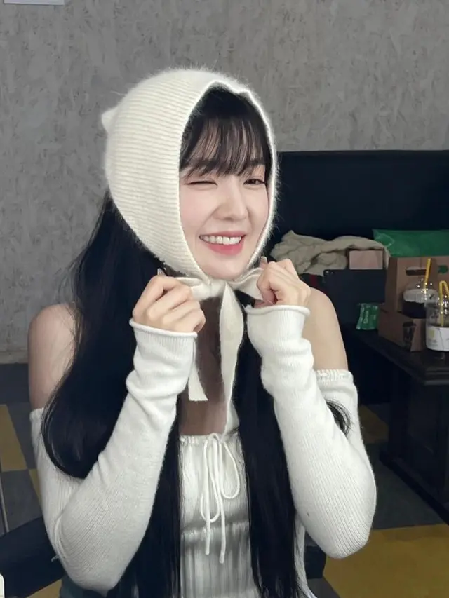 Selebritis Kenakan Tren Head Scarf Segitiga