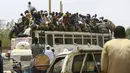 Warga Sudan berdesakan di atap bus saat mudik untuk merayakan Idul Adha, di Ibu Kota Khartoum, Minggu (11/9). Jelang lebaran haji, warga muslim di Sudan kembali ke kampung halaman untuk merayakan bersama keluarga mereka (REUTERS/Mohamed Nureldin Abdallah)