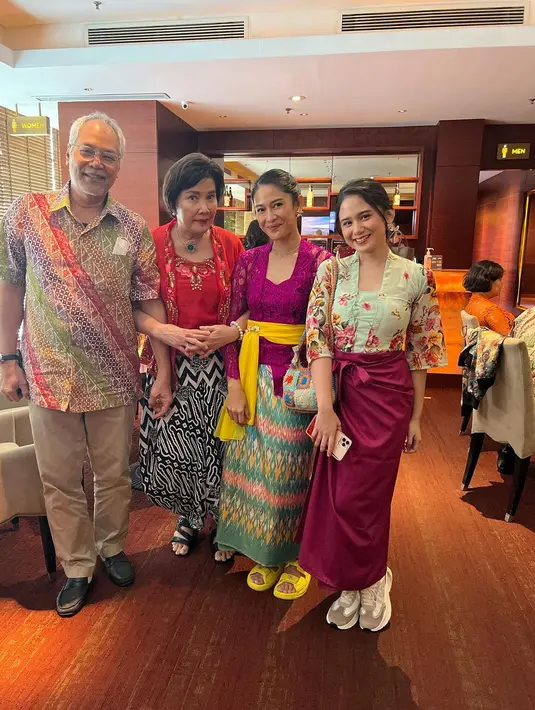 Untuk menambah kesan playful. paduan kebaya motif dan sneakers bisa jadi opsi seru untuk digunakan sehari-hari.  (Foto: Instagram @tissabiani)