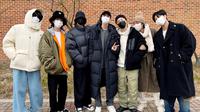 Melalui akun Twitter resmi, BTS mengunggah momen pelepasan Jin untuk jelani wajib militer. Jin pun tampak diantar secara langsung oleh member BTS lainnya. (Liputan6.com/Twitter/@bts_twt)
