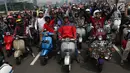 Gubernur DKI Jakarta Anies Baswedan melakukan konvoi bersama ribuan komunitas Vespa di kawasan TB Simatupang, Minggu (28/4/2019). Anies Baswedan konvoi sepeda motor keliling Jakarta dalam acara ulang tahun ke-73 komunitas Vespa bertajuk "Vespa Still Fun n Running". (Liputan6.com/Angga Yuniar)