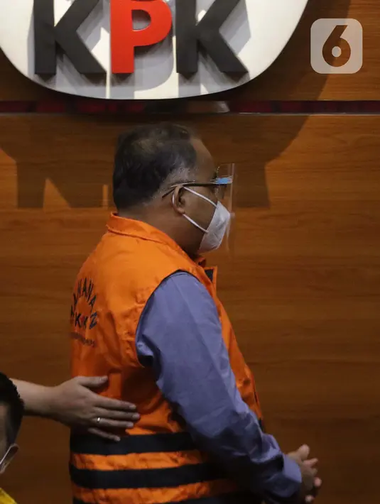 Sekretaris Daerah Kota Tanjungbalai, Yusmada saat rilis penetapan tersangka dan penahanan, Gedung KPK, Jakarta, Jumat (27/8/2021). Yusmada ditetapkan sebagai tersangka dugaan korupsi lelang mutasi jabatan di Pemkot Tanjungbalai tahun 2019. (Liputan6.com/Helmi Fithriansyah)