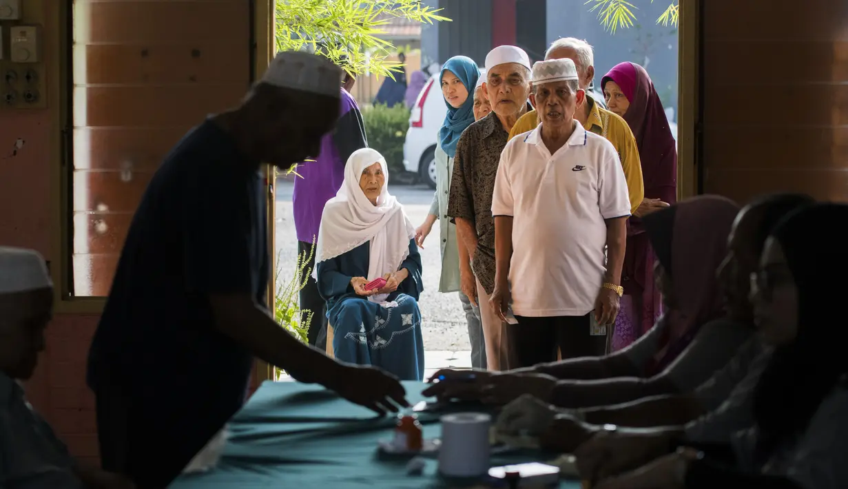 Warga Malaysia mengantre di tempat pemungutan suara untuk memilih perdana menteri di Alor Setar, Rabu (9/5). Pemerintah menetapkan hari ini sebagai hari libur agar warganya bisa memenuhi tanggung jawab mereka sebagai pemilih. (Jewel SAMAD / AFP)