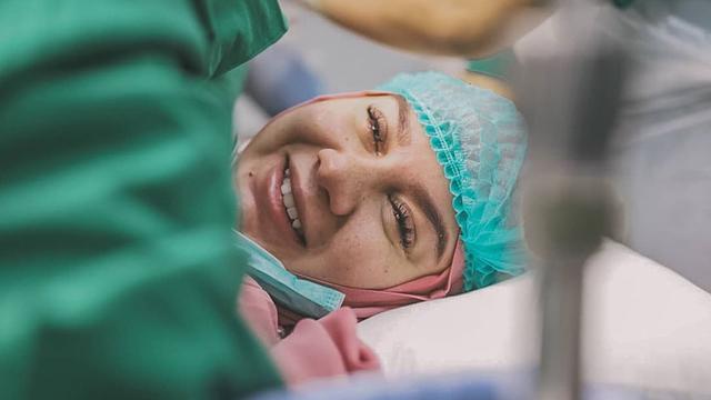 [Fimela] Irish Bella Melahirkan