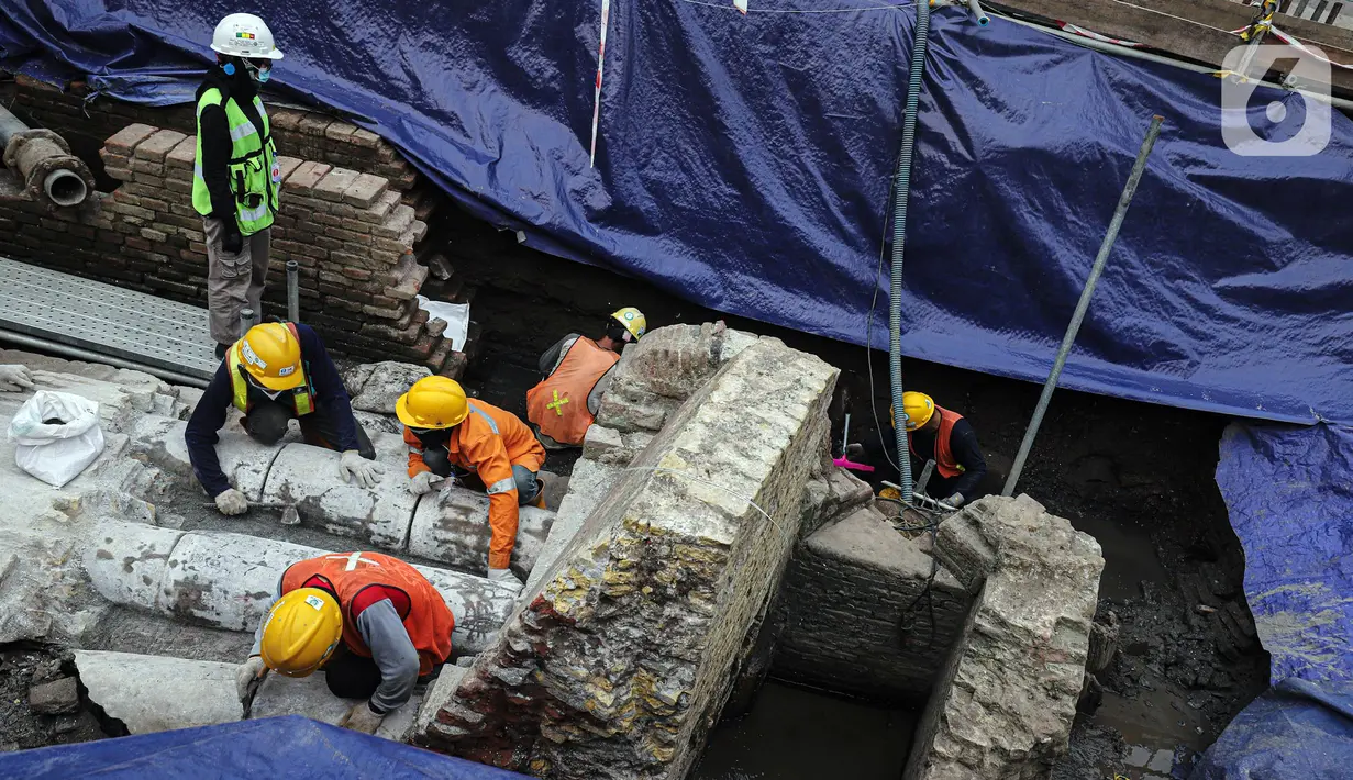 Pekerja membersihkan artefak yang ditemukan di sepanjang proyek MRT CP203 Glodok-Kota, Jakarta, Selasa (20/9/2022). Artefak mulai dari pecahan keramik, botol, dan bata zaman kolonial ditemukan sepanjang proyek MRT CP203 Bundaran HI-Kota, Jakarta Barat. (Liputan6.com/Faizal Fanani)