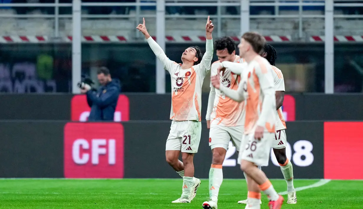 Namun AS Roma dengan cepat menyamakan kedudukan di menit ke-23 melalui aksi Paulo Dybala. (AP Photo/Antonio Calanni)
