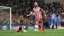 Chelsea. Atletico Madrid pernah menyingkirkan Chelsea dalam babak semifinal Liga Champions 2013/2014. Pada leg pertama di kandang Atletico (22/4/2014) kedua tim bermain imbang 0-0. Sementara di leg kedua (30/4/2014) Chelsea kalah 1-3. Atletico menang agregat 3-1. (AFP/Glyn Kirk)