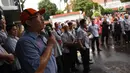Seorang karyawan PT Pos Indonesia berorasi saat berunjuk rasa di depan Gedung Direksi PT Pos Indonesia, Jakarta, Senin (25/6). Mereka menuntut direksi membagi keuntungan kepada para pekerja sesuai dengan perjanjian kerja sama. (Liputan6.com/Arya Manggala)