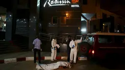 Salah satu jenazah tergeletak di depan lokasi aksi penyanderaan di Hotel Radisson Blu di Bamako, Mali, Jumat (20/11). Aksi penyanderaan yang berlangsung selama 9 jam tersebut menewaskan 27 orang. (REUTERS/Joe Penney)
