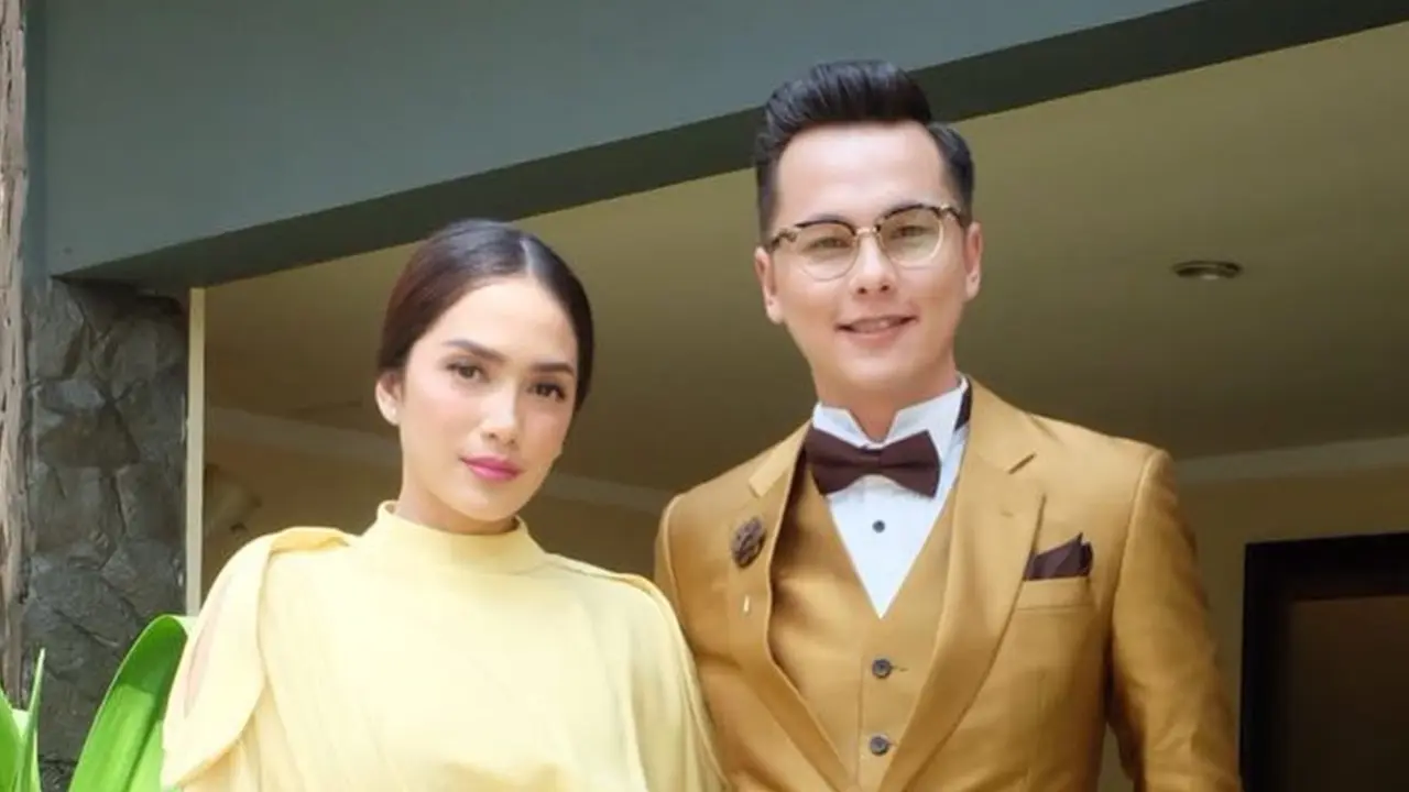 FOTO: Gaya Andhika Pratama saat Pakai Setelan Jas, Menawan
