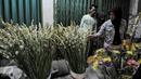Warga memilih bunga hias di pasar kembang Pal Sigunung, Depok, Selasa (5/7/2016). Jelang Lebaran, warga berburu bunga sedap malam dan bunga hias lainya untuk pelengkap Idul Fitri.(Liputan6.com/Yoppy Renato)