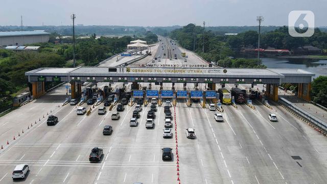 Arus Lalu Lintas di Gerbang Tol Cikatama Ramai Lancar