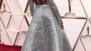 Aktris dan penyanyi Janelle Monae berpose di karpet merah ajang Academy Awards ke-92 atau Oscar 2020 di Dolby Theatre, Los Angeles, Minggu (9/2/2020). Pemeran film Hidden Figures ini membaluti tubuhnya dengan busana A-line kustom model backless atau punggung terbuka. (Jordan Strauss/Invision/AP)