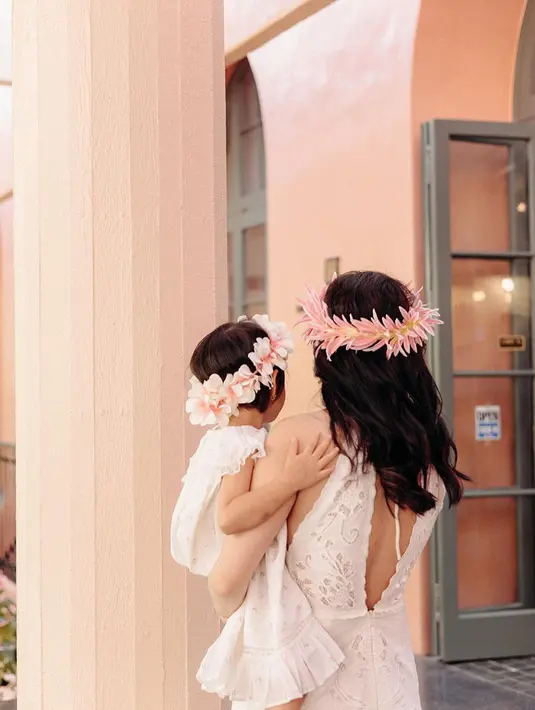 Shandy bersama putrinya Baby Claire memutuskan menginap di The Royal Hawaiian, a Luxury Collection Resort, Waikiki.  [Instagram/shandyaulia]