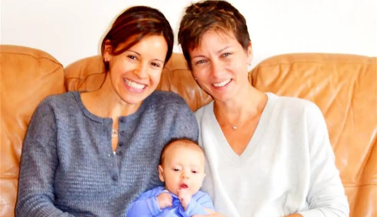 Jenna Wolfe dan Stephanie Gosk dianugerahi seorang anak perepuan bernama Harper Estelle. (NBC News)