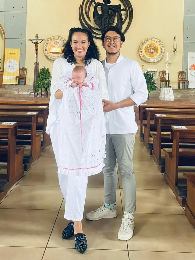 8 Momen Nadine Chandrawinata dan Dimas Anggara saat Baptis Anak, Pakai Dres Lawas