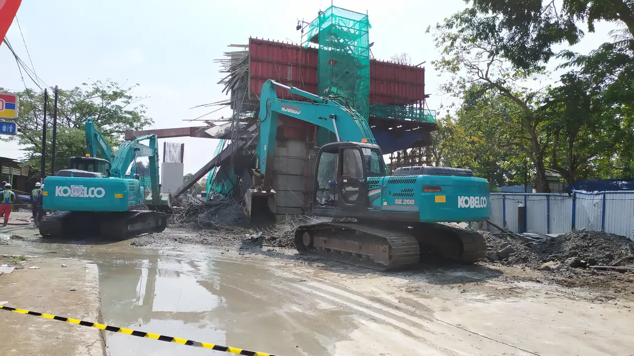 Tiang proyek pembangunan elevated Tol Lingkar Luar Bogor Seksi 3A, Simpang Yasmin- Simpang Semplak runtuh. (Liputan6.com/