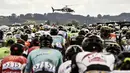 Sebuah Helikopter media melintas didepan pebalap Tour de France pada etape ke-10 antara Perigueux and Bergerac dengan jarak tempuh 178 km, (11/7/2017). (AFP/Jeff Pachoud)