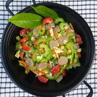 Orak-arik bakso, pare, dan wortel. (Liputan6.com/IG/masakdeweofficial)