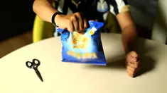 Bermodal dua buah sedotan, snack yang anda tak habiskan akan tahan lama dan tahan tumpah.