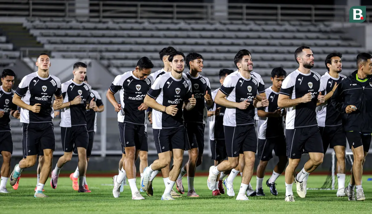 Pemain Timnas Indonesia, Kevin Diks, saat sesi latihan jelang lawan Jepang di Stadion Madya, Jakarta, Selasa (11/12/2024). (Bola.com/Bagaskara Lazuardi)