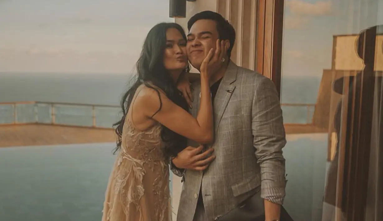 Di hari pernikahan Donna dengan pasangan barunya, Jeje hadir dengan tampil simple mengenakan jas abu-abu. (Liputan6.com/IG/@jejesoekarno)