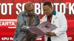 Ketua KPU Hasyim Asy'ari (kiri) bersama Kepala RSPAD Gatot Soebroto Letjen TNI Albertus Budi Sulistya saat serah terima berkas pemeriksaan kesehatan pasangan bakal calon presiden dan wakil presiden Pemilu 2024 di gedung KPU, Jakarta, Jumat (27/10/2023). (Liputan6.com/Herman Zakharia)