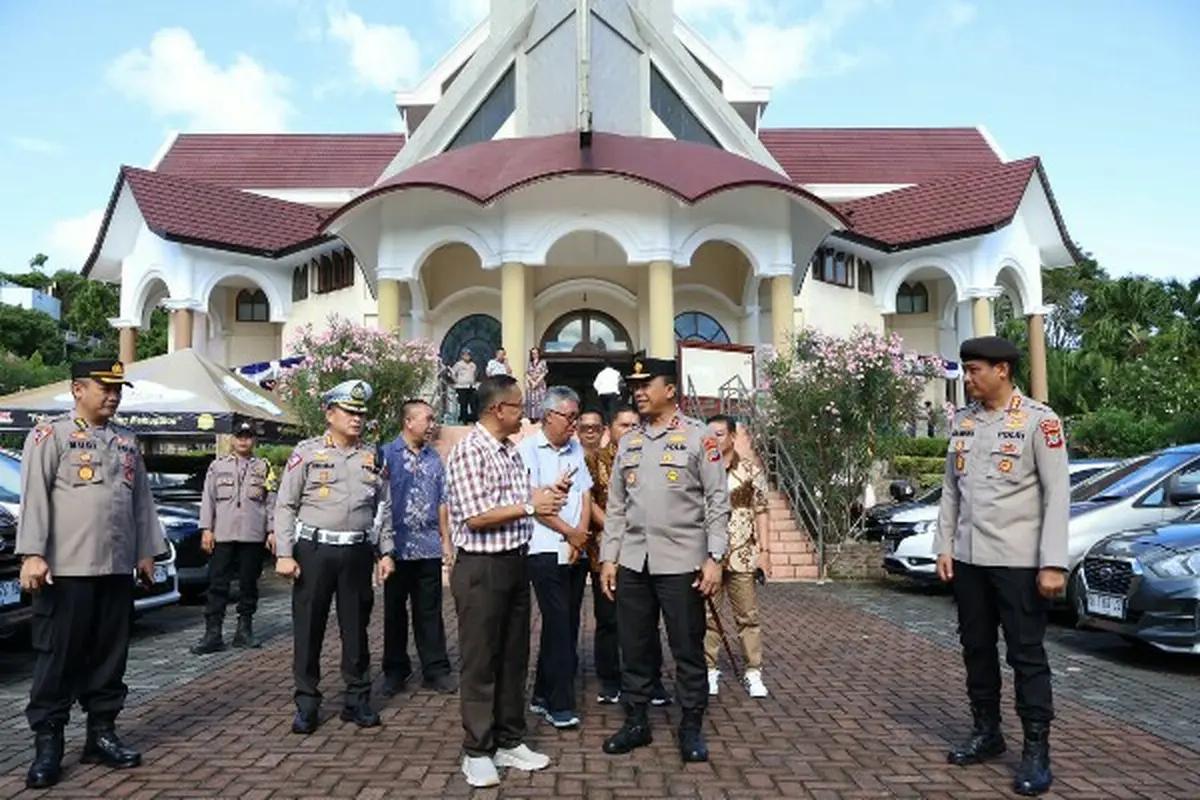 Kapolda Sulut Irjen Pol Yudhiawan memantau pengamanan ibadah paskah di sejumlah gereja di Kota Manado.