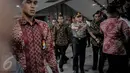 Presiden Jokowi meninjau Operasi Tangkap Tangan (OTT) yang dilakukan Polri di kantor Kementerian Perhubungan, Jakarta, Selasa (11/10). Jokowi langsung naik ke lantai 12 Dirjen Perhubungan Laut, salah satu TKP. (Liputan6.com/Faizal Fanani)