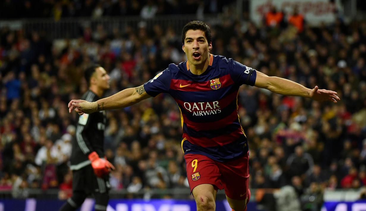 Selebrasi Luis Suarez setelah mencetak gol ke gawang Real Madrid dalam laga La Liga Spanyol di Stadion Santiago Bernabeu, Madrid, Minggu (22/11/2015) dini hari WIB. (AFP Photo/Pierre-Philippe Marcou)