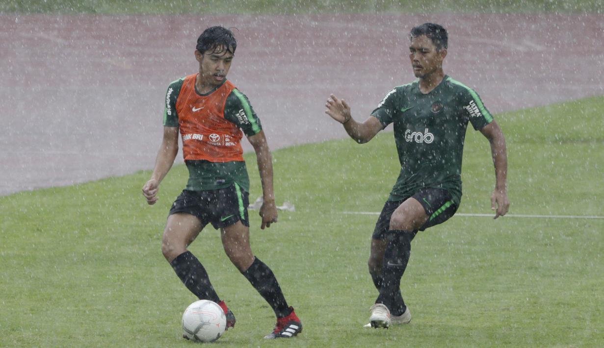 Pemain Timnas Indonesia U-22, Luthfi Kamal, mengontrol bola saat latihan di Stadion Madya Senayan, Jakarta, Kamis (24/1). Latihan ini merupakan persiapan jelang Piala AFF U-22. (Bola.com/Yoppy Renato)