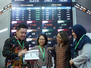 SVP of SMO and Communication PT Semen Indonesia Tbk, Ami Tantri (kedua kiri), didampingi GM Corcomm Sigit Wahono, GM of Marketing Johana Daunan investor Relation Febriandita Kusuma berbincang usai public expose di Gedung BEI, Jakarta, Rabu (21/8/2019). (Liputan6.com/HO/Eko)