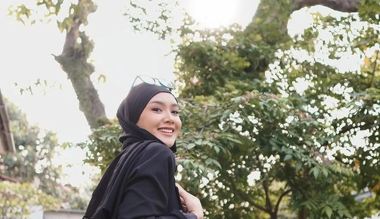 Hitam pilihan aman untuk siapapun termasuk Cita Citata dalam foto ini. Dengan senyum merekah, aura pedangdut kelahiran Bandung, 14 Agustus 1994, ini kian memancar. Dilatari cahaya matahari yang terhalang dahan dan ranting pohon, nuansa sejuk sekaligus teduh terasa dalam foto itu. “Blessed,” ujar Cita Citata bersama foto yang diunggah pada 9 Agustus 2022. (Foto: Dok. Instagram @cita_citata)