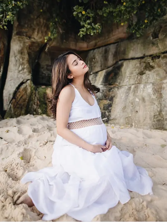 Dalam salah satu postingan di instagram beberapa hari lalu, Acha sempat menuliskan kepanikannya saat mengalami kontraksi. Bahkan, sempat berpikir akan melahirkan. (Instagram/septriasaacha)