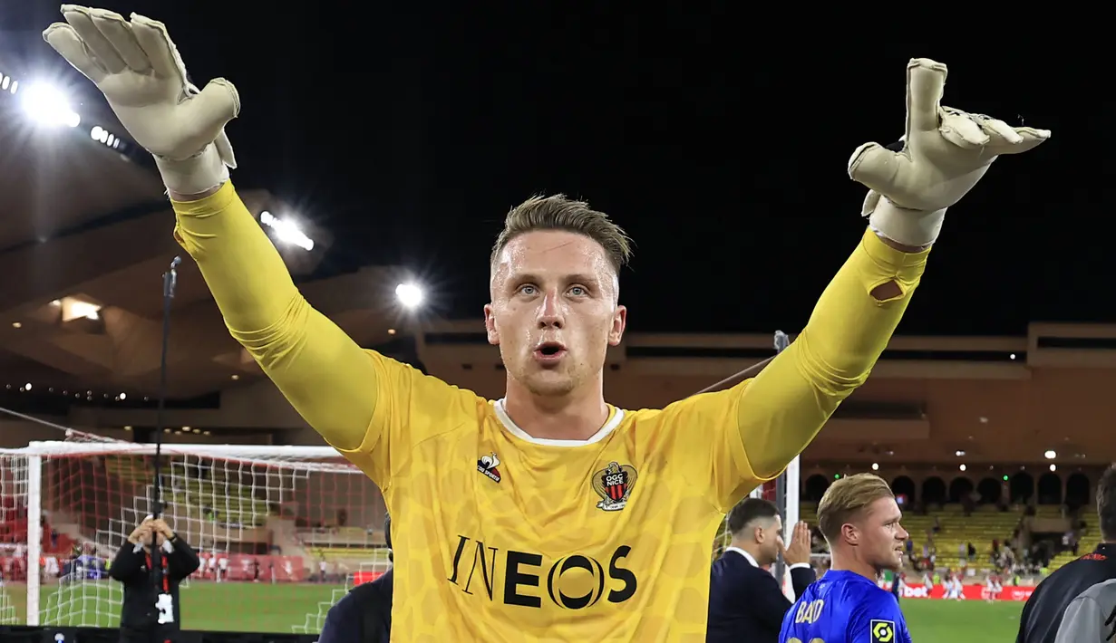 Kiper asal Polandia berusia 24 tahun, Marcin Bulka yang dipermanenkan OGC Nice dari PSG pada awal musim 2022/2023 setelah semusim berstatus pinjaman kini dipercaya menjadi kiper utama sejak awal musim 2023/2024. Total tampil dalam 17 laga di Ligue 1 2023/2024, Marcin Bulka mampu mencetak 11 kali clen sheet dan membawa OGC Nice mampu bersaing di papan atas dengan menduduki posisi runner-up klasemen sementara di bawah PSG. (AFP/Valery Hache)