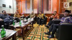 Ketua MPR Bambang Soesatyo (tengah kanan) berbincang dengan Ketua DPD AA Lanyalla Mattalitti (tengah kiri) saat mengikuti rapat gabungan di Ruang Delegasi, Kompleks Parlemen, Senayan, Jakarta, Senin (10/7/2023). Rapat tersebut membahas persiapan pelaksanaan Sidang Tahunan MPR, Sidang Bersama DPR dan DPD, serta Pidato Kenegaraan Presiden dalam rangka peringatan HUT ke-78 RI pada tanggal 16 Agustus 2023. (Liputan6.com/Faizal Fanani)