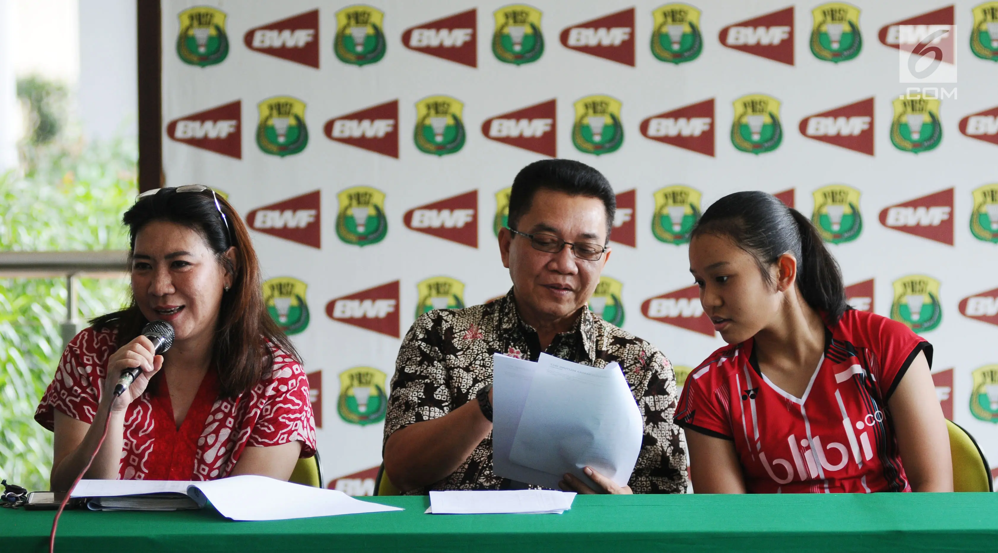 Kabid Binpres PP PBSI, Susi Susanti (kiri) memberi keterangan terkait Kejurnas PBSI 2017 Gubernur Kepulauan Bangka Belitung di Jakarta, Jumat (24/11). Kejurnas digelar di Pangkalpinang pada 28 November-2 Desember. (Liputan6.com/Helmi Fithriansyah)