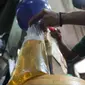 Pedagang memasukan minyak goreng curah ke plastik di Pasar Senen, Jakarta, Selasa (31/5/2022). Kementerian Perindustrian mencabut subsidi minyak goreng curah kepada pelaku usaha mulai Selasa (31/5/2022). (Liputan6.com/Herman Zakharia)